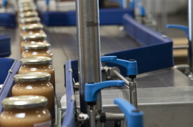 Chaine de bocaux de compote dans une unité de production industrielle